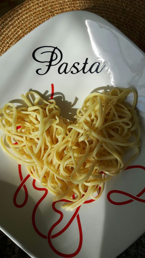 Ein Teller voll Spaghetti in Herzform. © Maja Keaton 